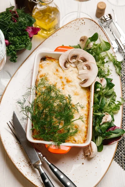 Lasagne Gratin Med Dild Serveret Med Grøn Salat Svampe - Stock-foto