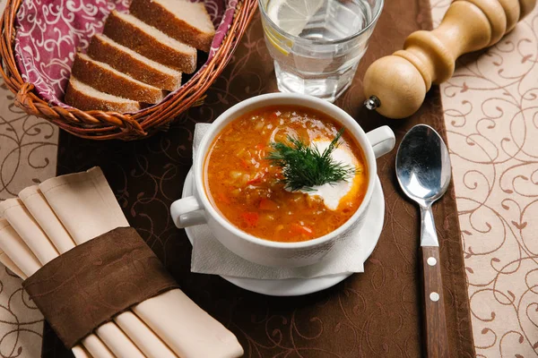 Dereotu ve ekşi krema ile servis Borshch