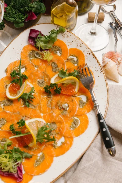 Salmón Salado Con Rodajas Limón Caviar Rojo Plato —  Fotos de Stock