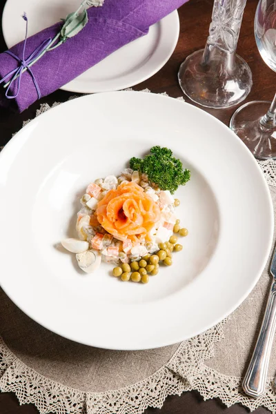 올리비에 샐러드 연어와 완두콩과 접시에 — 스톡 사진