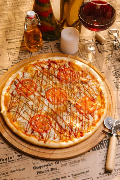 Pizza Kurczak Mozzarellą Pomidorami Ketchup Górze Serwowane Pokładzie Drewniane — Zdjęcie stockowe