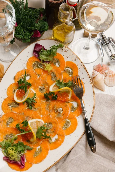 Salmón Salado Con Rodajas Limón Caviar Rojo Plato —  Fotos de Stock