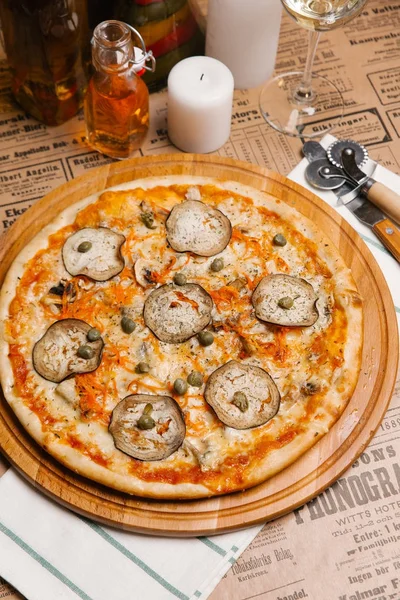 Pizza Con Berenjena Picada Alcaparras Servidas Sobre Tabla Madera —  Fotos de Stock