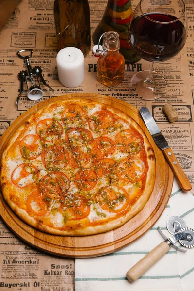 Pizza Queso Con Tomates Salsa Servida Bandeja Madera —  Fotos de Stock