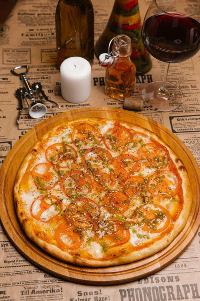 Cheese Pizza Tomatoes Sauce Served Wooden Tray — Stock Photo, Image