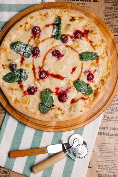 Pizza Dulce Con Mozzarella Cereza Hojas Menta —  Fotos de Stock