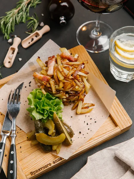 Patatas Fritas Con Crujientes Cajún Servidas Con Encurtidos — Foto de Stock