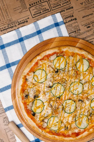 Pizza Cukinia Plastry Pieczarki Musztardą Górze — Zdjęcie stockowe