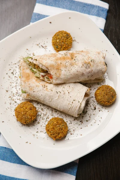 Shawerma Serviert Mit Falafeln Und Buntem Meersalz Auf Weißem Teller — Stockfoto