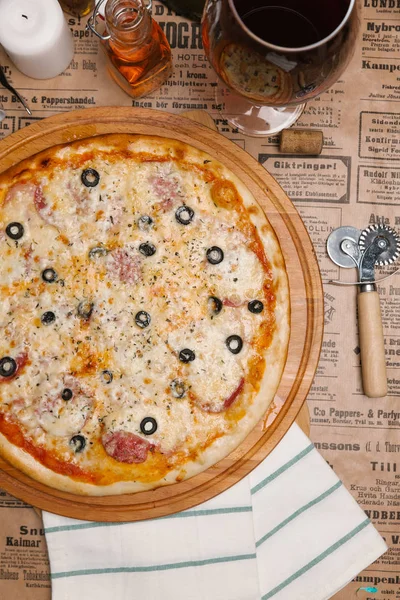 Pizza Queso Con Salami Aceitunas Hierbas Servidas Bandeja Madera —  Fotos de Stock