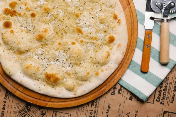 Çizgili peçeteye Calzone Parmesan ve mozzarella peyniri ile servis