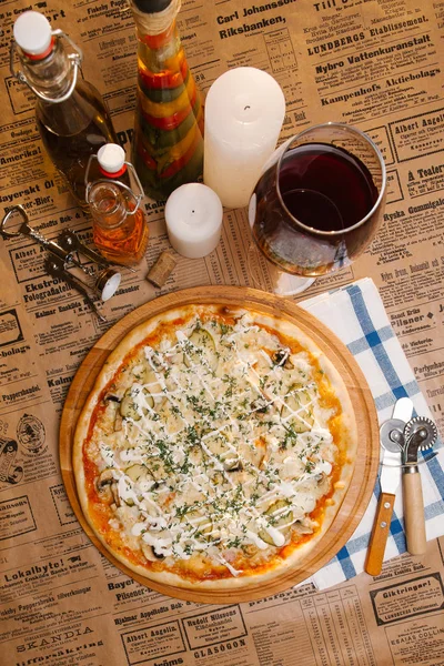 Pizza Mit Mozzarella Pilzen Essiggurken Und Mayonnaise Sauce Und Dill — Stockfoto