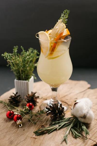 Bebidas Festivas Incluindo Fatias Laranja Limão Gengibre Decoradas Com Bolas — Fotografia de Stock