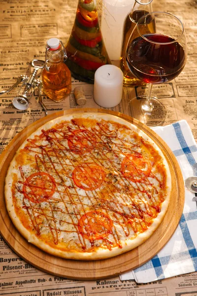 Pizza Pollo Con Mozzarella Tomates Ketchup Encima Servido Sobre Tabla —  Fotos de Stock