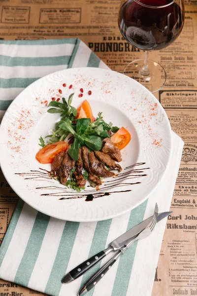 Stewed Beef Served Spinach Tomatoes Chocolate Sauce — Stock Photo, Image