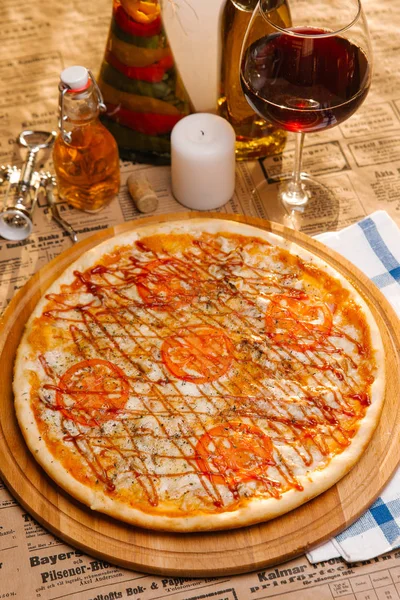 Pizza Kurczak Mozzarellą Pomidorami Ketchup Górze Serwowane Pokładzie Drewniane — Zdjęcie stockowe