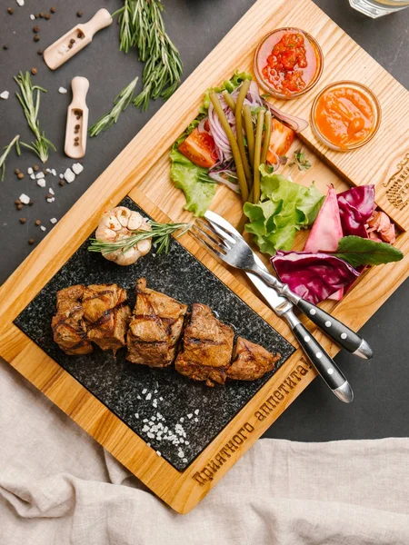 야채와 보드에 절인된 구운된 돼지고기 — 스톡 사진