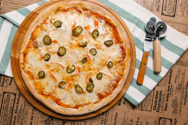 Pizza Queso Con Jalapeño Servida Bandeja Madera Servilleta Rayada —  Fotos de Stock