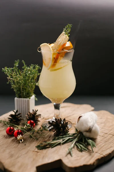 Bebidas Festivas Incluindo Fatias Laranja Limão Gengibre Decoradas Com Bolas — Fotografia de Stock