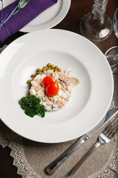 Yakın Tatil Olivier Görünümünü Salata Süslü Yumurta Domates Parçaları Yeşil — Stok fotoğraf