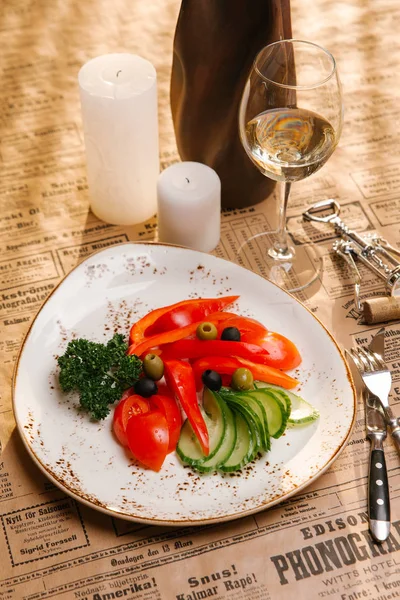 Groente Salade Versierd Met Peterselie Olijven Geserveerd Met Witte Wijn — Stockfoto