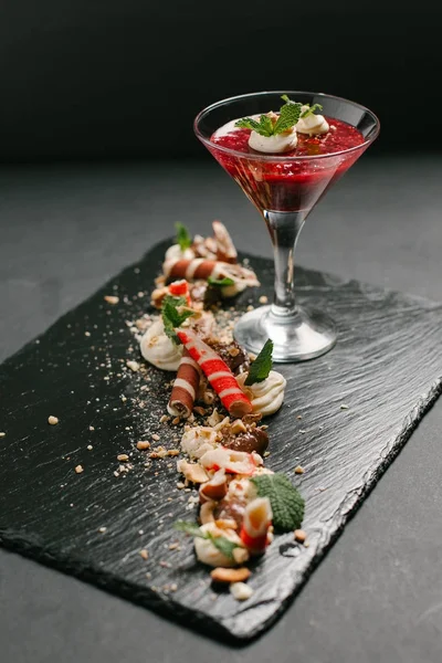 Cóctel Festivo Servido Plato Piedra Con Dulces Hojas Menta Avellanas — Foto de Stock