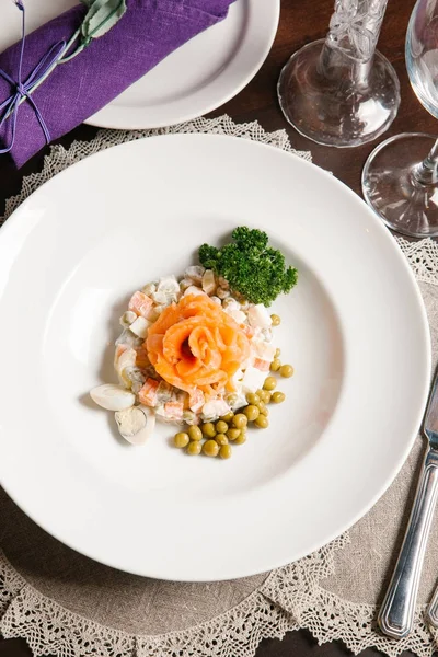올리비에 샐러드 연어와 완두콩과 접시에 — 스톡 사진