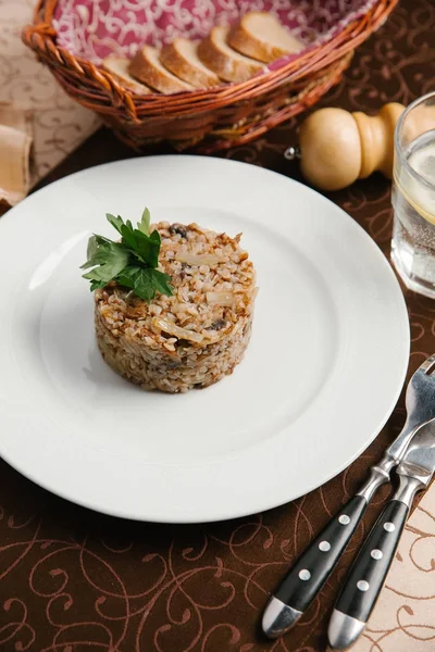Appetizing Buckwheat Mushroom Disajikan Dalam Bentuk Bulat Dengan Peterseli Piring — Stok Foto