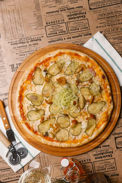 Pizza Con Pepinillos Champiñones Puerro Servido Sobre Tabla Madera —  Fotos de Stock