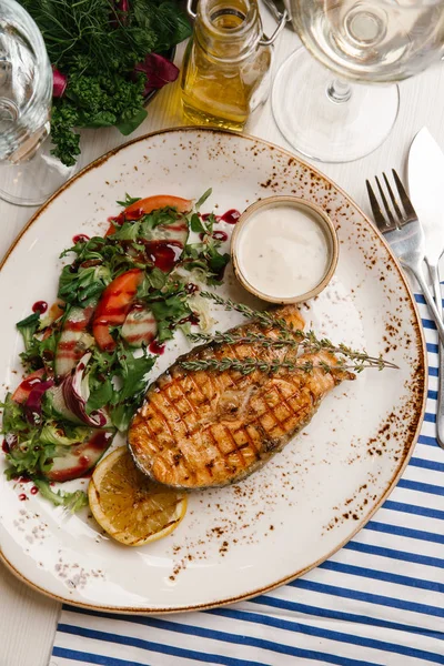 焼き鮭のホワイト ソースと野菜のサラダ — ストック写真
