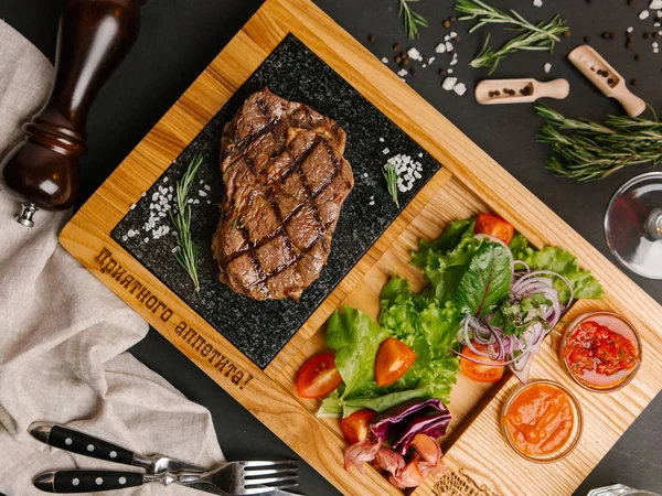 Costela Olho Bife Tabuleiro Pedra Servido Com Salada Legumes — Fotografia de Stock