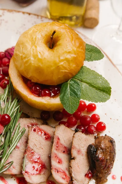 Tatil yemeğin fırında ördek göğsü, apple, kızılcık ve biberiye ile Görünümü Kapat