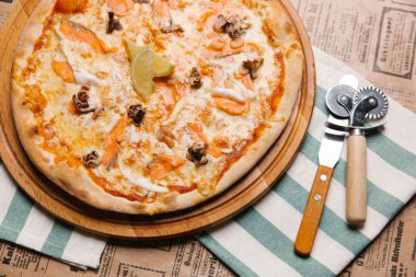 Karides, somon ve ahtapot Akdeniz pizza 