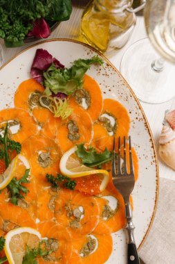 limon dilimleri ve plaka üzerinde kırmızı havyar ile tuzlanmış somon