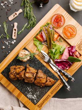 Izgara domuz loin sebze ve taş tahta üzerinde Fasulye Turşusu yılan