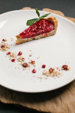 Kirazlı turta ile nane yaprakları beyaz tabakta servis