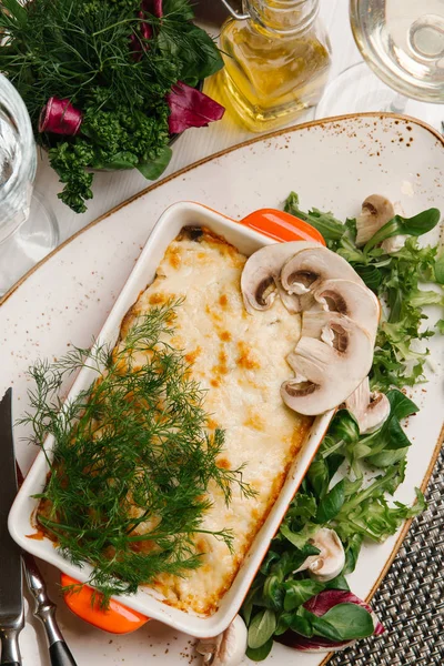Lasagne Gratin Mit Dill Serviert Mit Grünem Salat Und Champignons — Stockfoto