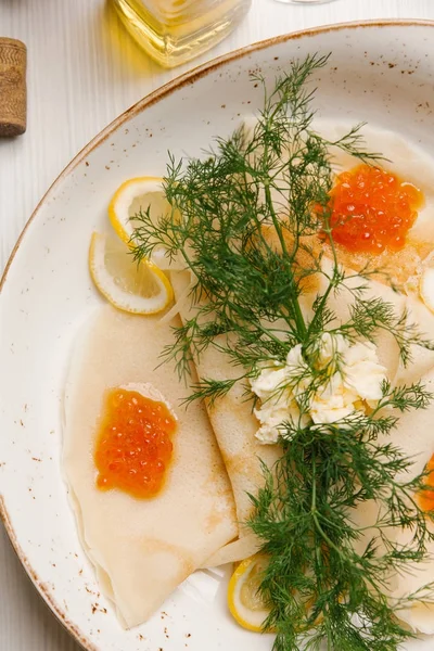 Crepes Med Röd Kaviar Smör Citron Och Dill Serveras Tallrik — Stockfoto