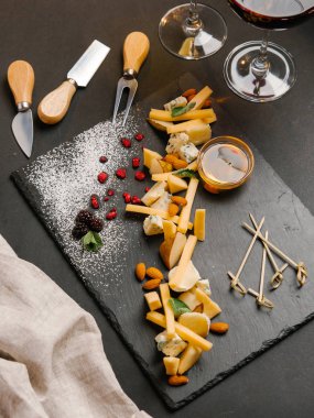 Tatlım, fındık ve çilek ile taş tahta üzerinde Peynir tabağı peynir çeşitleri ile hizmet