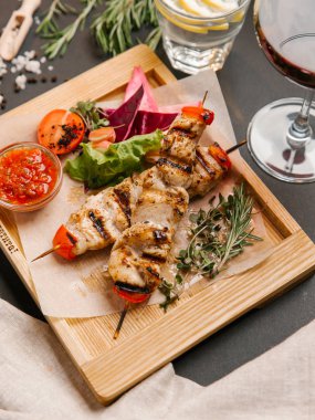 Kıbrıs tavuk kebap sebze ve domates sosu ile servis