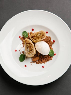 dondurma topu ve kızılcık sosu ile servis hamur kızarmış elma destekli