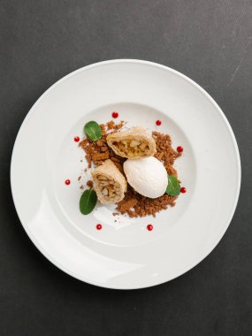 dondurma topu ve kızılcık sosu ile servis hamur kızarmış elma destekli