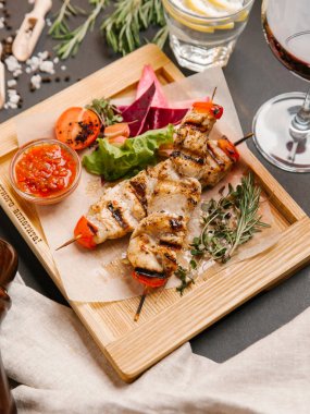 Kıbrıs tavuk kebap sebze ve domates sosu ile servis