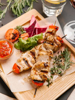 Kıbrıs tavuk kebap sebze ve domates sosu ile servis