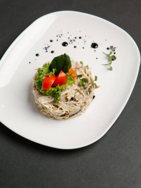 Sebze salata domates parçaları ve marul yaprakları eşliğinde