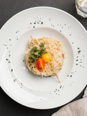 otlar ile hizmet carbonara domates dilim ve Bıldırcın yumurta sarısı 