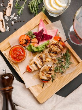 Kıbrıs tavuk kebap sebze ve domates sosu ile servis