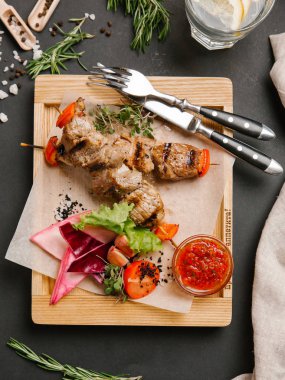 Kıbrıs tavuk kebap sebze ve domates sosu ile servis