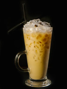 Buz ve siyah arka plan üzerine kahve çekirdekleri ile kokteyl buzlu kahve