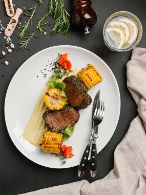 Kaburga eti parçaları Mısır parçaları ile birlikte görev yaptı. 